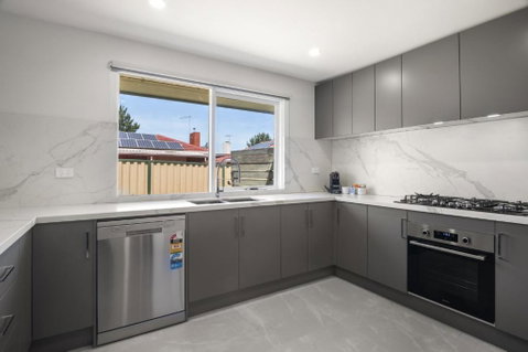Spacious 3-Bed House With Outdoor Dining & BBQ - Winery Find 2