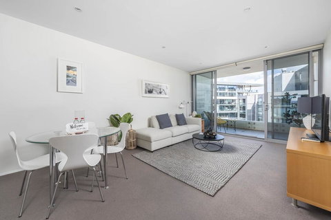 Beautiful Modern Lake View Apartment - Winery Find 3