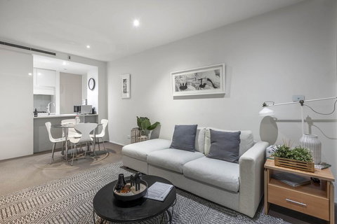 Beautiful Modern Lake View Apartment - Winery Find 2