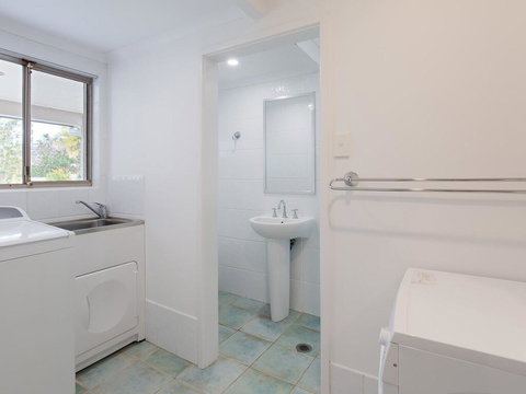 Beauty And The Beach', 88 Foreshore Drive - Large Home With WIFI & Water Views - Winery Find 2