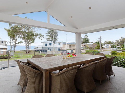Beauty And The Beach', 88 Foreshore Drive - Large Home With WIFI & Water Views - Winery Find 0