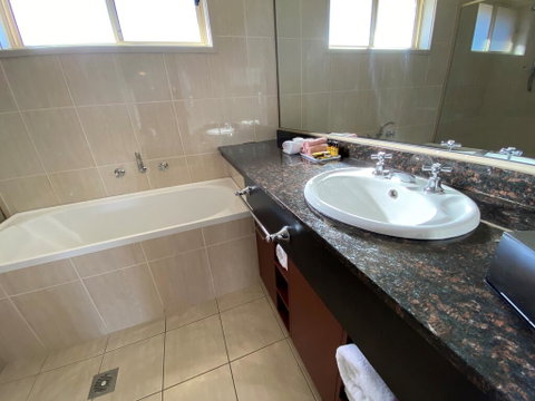 Best Western Plus All Settlers Motor Inn - Winery Find 2
