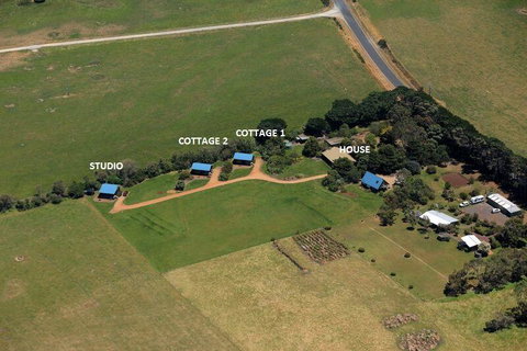 Black Cockatoo Cottages - Winery Find 0