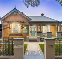 Blue Door Apartments Heritage Charm in CBD - Winery Find